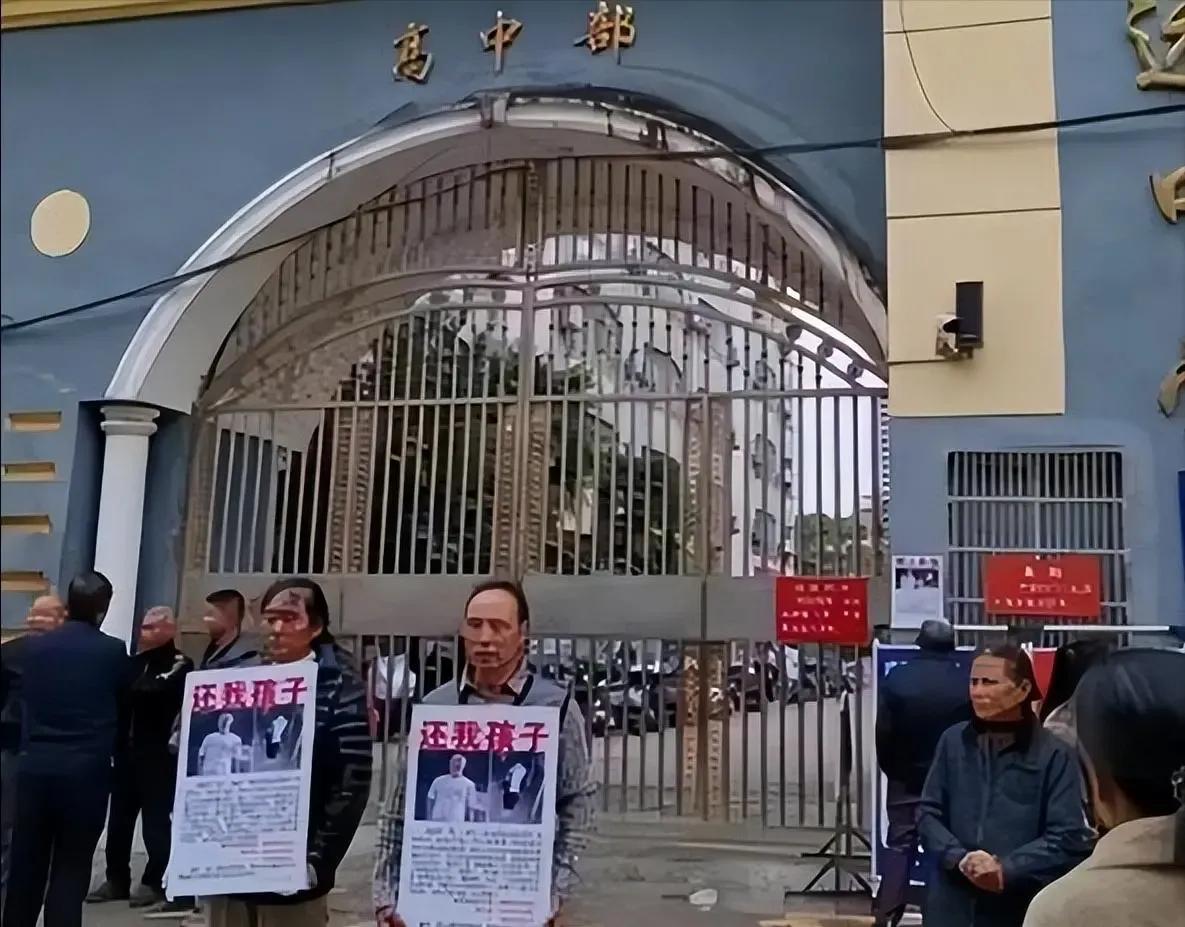 回顾:胡鑫宇事件过程,致远中学为何百般阻挠家属寻找真相?