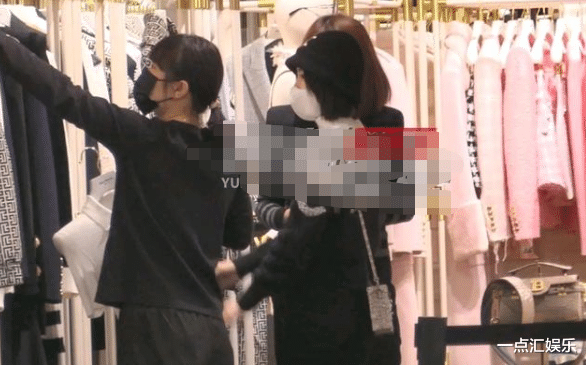 白敬亭|曝33岁毛晓彤现身商场扫货，毛衣3W帽子1W，神秘男全程陪同