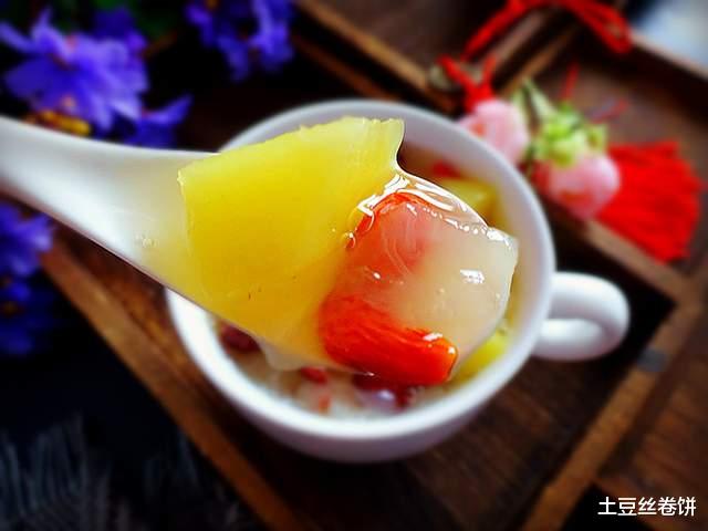 银耳 春天，女人们再忙也要做它吃，每周吃几次，能辅助瘦身，气色更好！