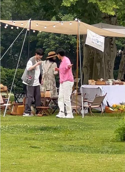 杨幂|《花少4》全员雨衣路透，杨幂表情生无可恋，张凯丽牵小丁好温馨