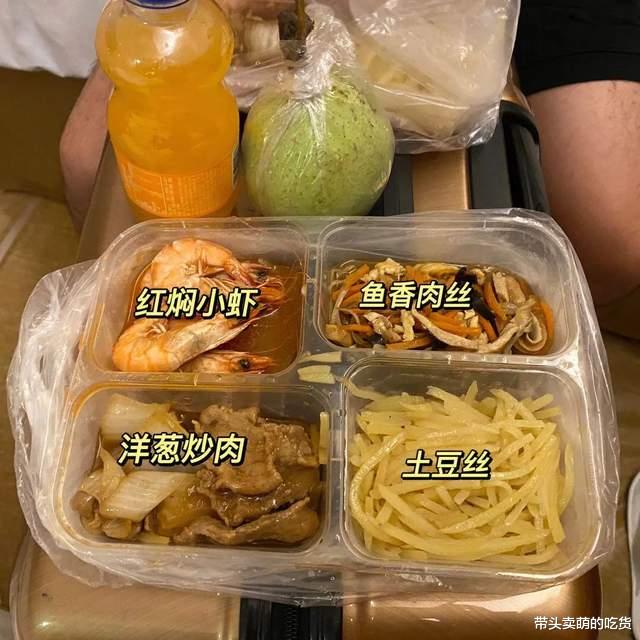 美女在天津隔离一周胖5斤，海鲜天天有烤鸡整只送，是真吃不下了