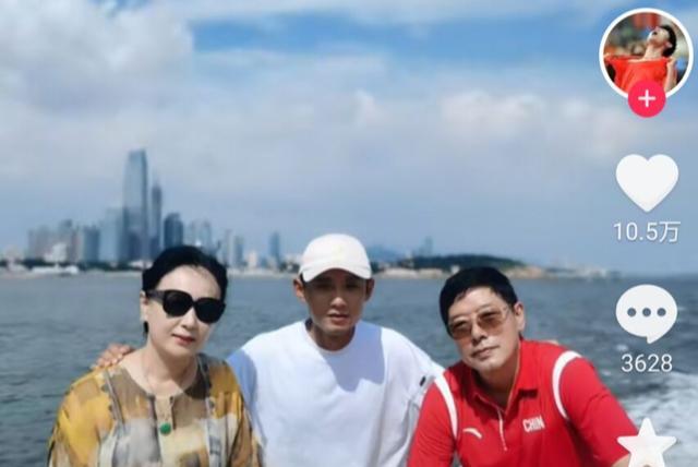 补水 皮肤白皙保养好！张继科60岁妈妈像40岁，戴翡翠项链展现东方美