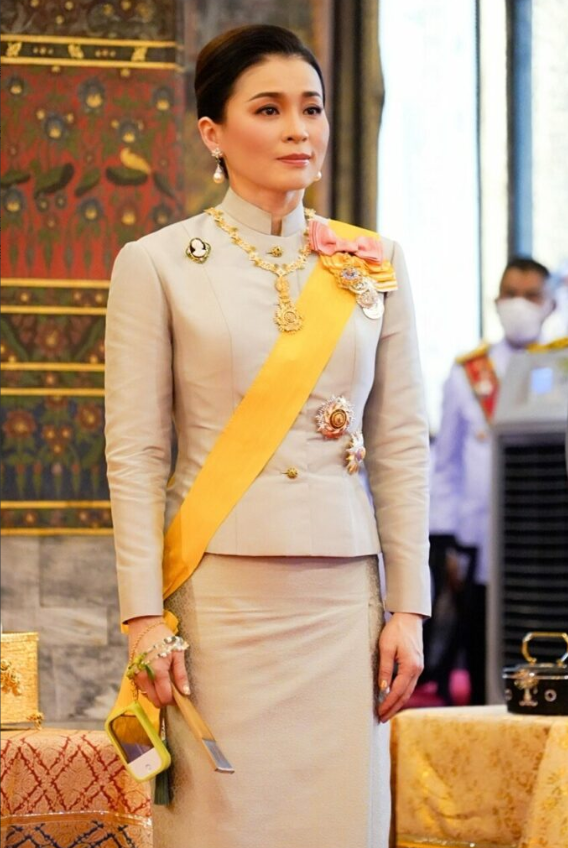 思蕊梵|思蕊梵与继母同场撞造型！小公主戴绿色珠宝耳坠、戒指，更胜一筹