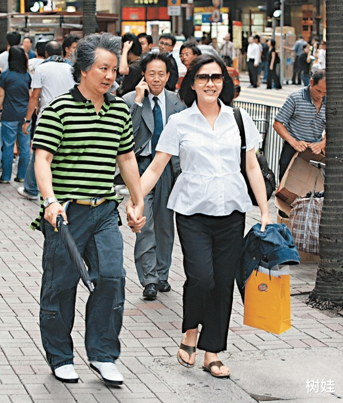 |陈慧珊一家三口合照曝光，63岁丈夫白发苍苍显沧桑，像三代人同框