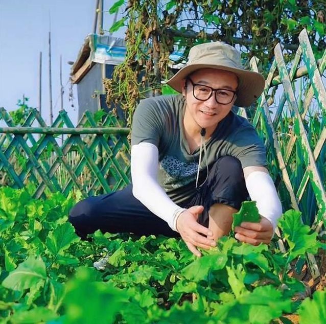 黄渤|高虎与黄渤姐姐聚会，头发稀少身材壮实，近照胖出双下巴