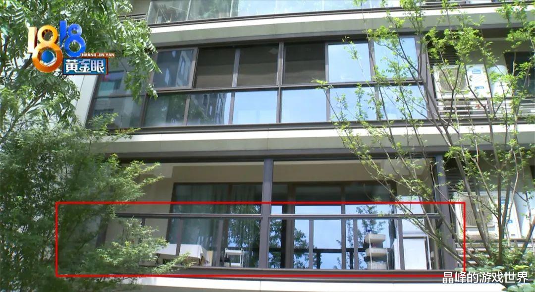 ?姑娘趴在沙发上,阳台出现俩陌生男人