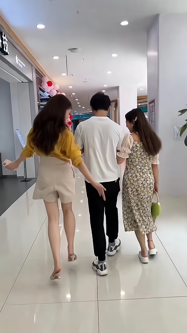 男子在商场被陌生女子拍打臀部,他下意识还手,激怒在旁边的女友