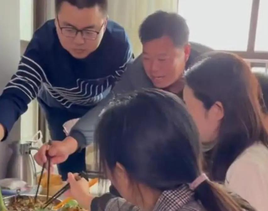懒理质疑!姚威晒吃火锅画面菜品丰盛,关闭网友评论功能惹争议
