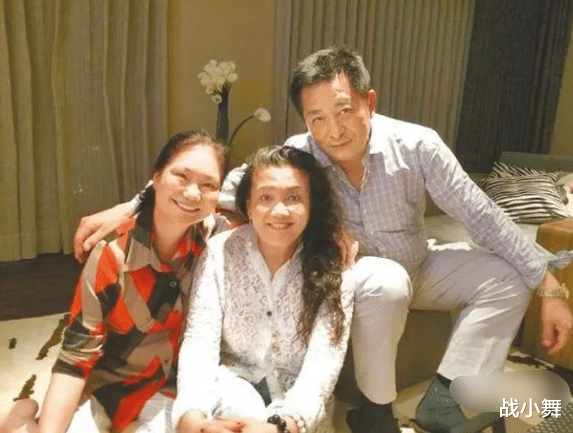 |张兰直播承认与汪小菲父亲已复合，夸奖老公颜值高，自称好色之徒