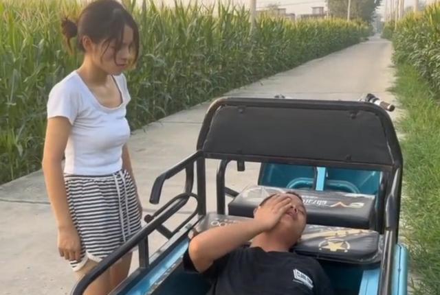 男子喝醉酒被妻子用三轮车拖走,一路都在喊小丽,结局悲催了