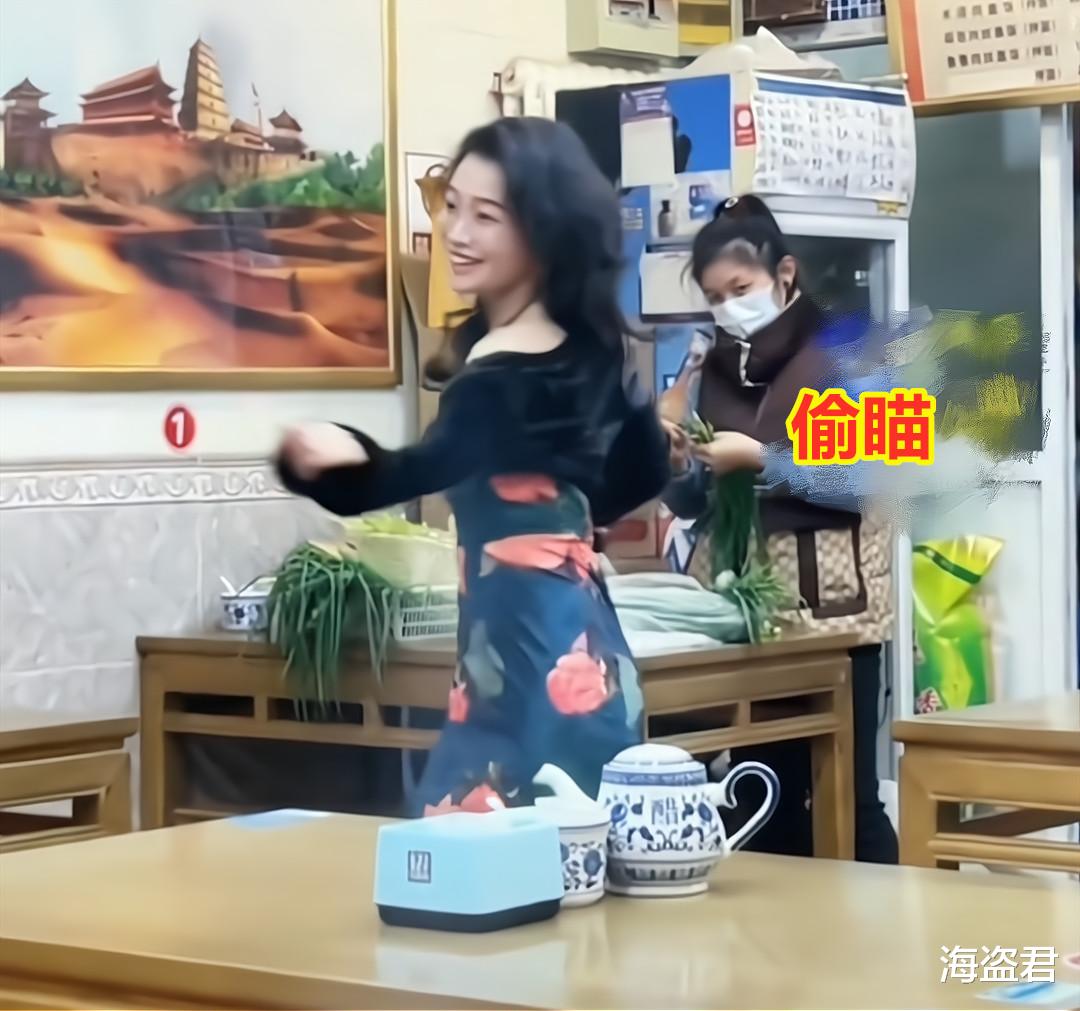 打工妹工作时心血来潮,穿着清凉开始热舞,老板娘偷瞄后厨的反应
