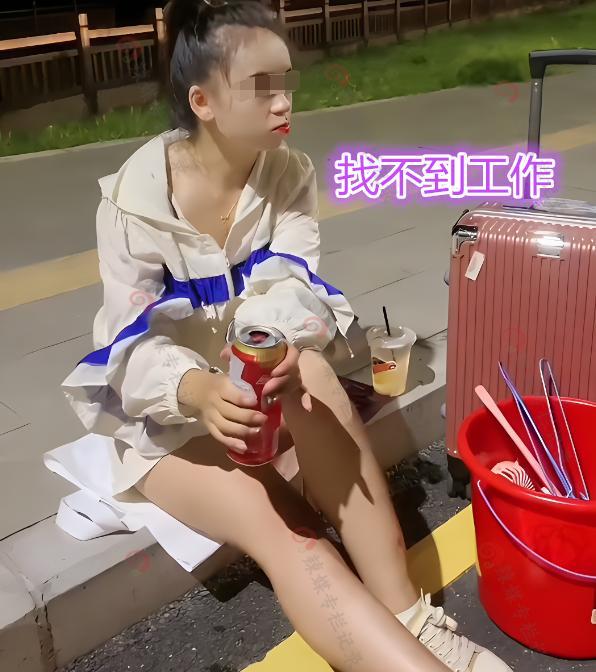 啃老|女子提桶找工作露宿街头，借酒浇愁，自称厂花要求月薪10000以上