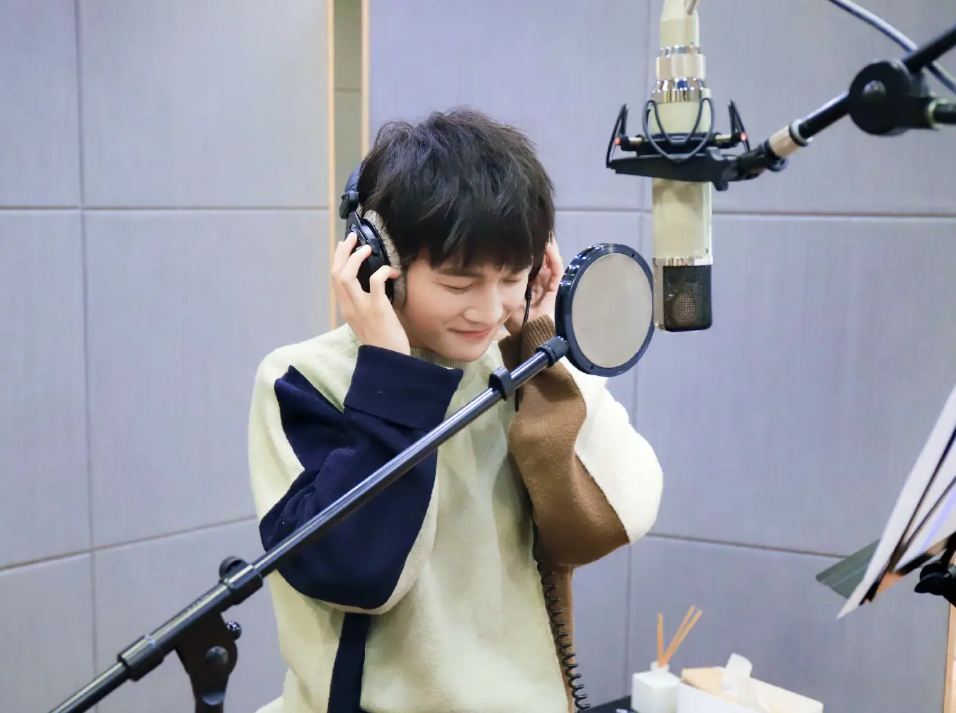 周深|周深演唱《欢乐中国年》,唱出了“欢乐”气氛,及浓厚的年味