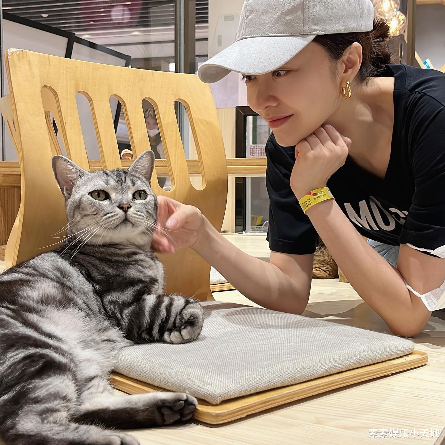 孔雪儿|熊黛林送元宵节祝福，红裙和鲜花很耀眼，吃汤圆分享幸福生活