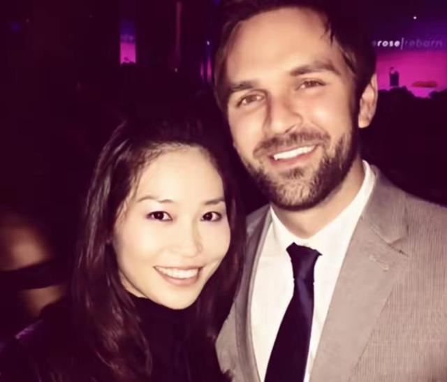 张末|张艺谋长女张末:拥抱巩俐化解恩怨,二婚嫁老外,38岁儿女双全