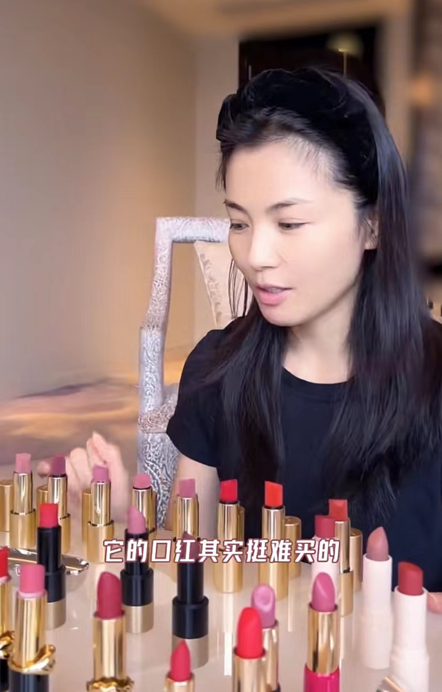 刘涛 44岁刘涛高调晒口红！20支摆满桌价值超六千，折断后接着用太节俭