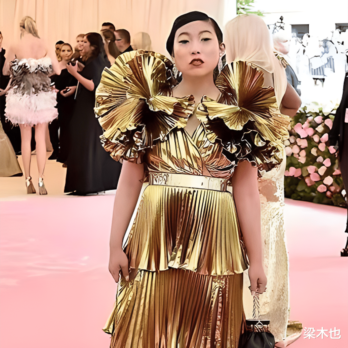 奥卡菲娜|故意眉尾上挑、脖子前倾，奥卡菲娜被骂上热搜，一点都不冤枉