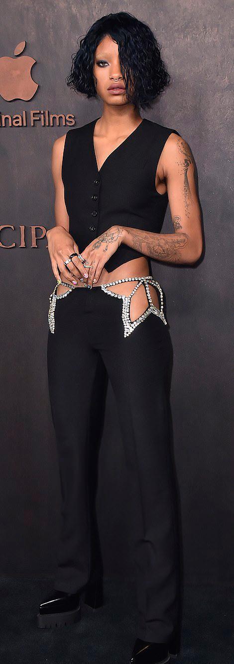 玫瑰|威尔·史密斯久违走红毯，亲吻妻子的光头很深情，22岁女儿戴假发