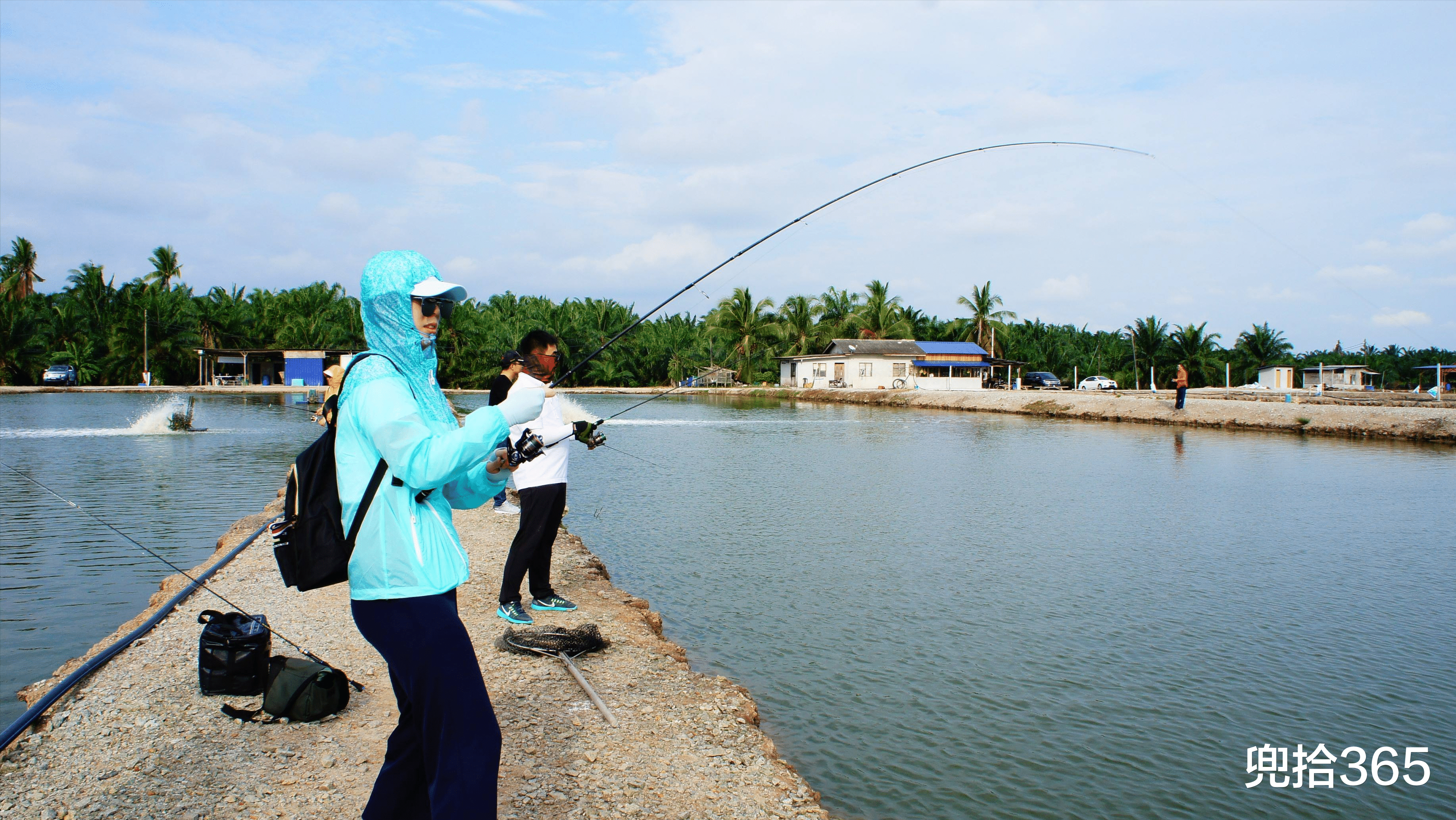 |身着清凉的女伪钓鱼人,身后还跟着摄影团队,网友:智商被侮辱了