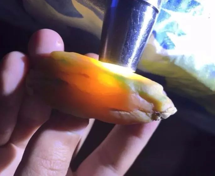 雕刻|翡翠原石蜕变到成品经典案例：玉石与雕刻文化的完美结合！