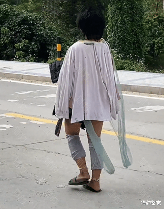 广东女子衣着凌乱来回走在路上,皮肤被晒得黝黑,“受到打击了”