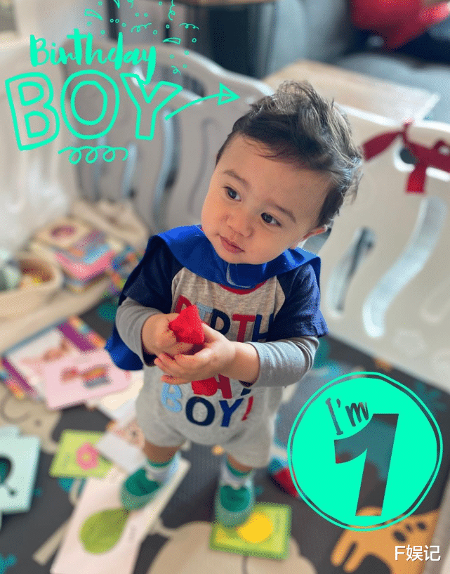 原子鏸|郑佩佩女儿原子鏸晒一家三口温馨全家福为儿子庆祝1岁生日