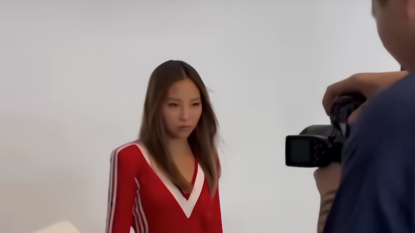 吴君如|吴君如罕晒全家福！16岁女儿皮肤黝黑穿搭成熟，网友：更像36岁