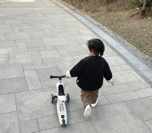 李光洁|李光洁带儿子玩耍致其磕到额头，怕老婆生气哄儿子回家别吱声儿