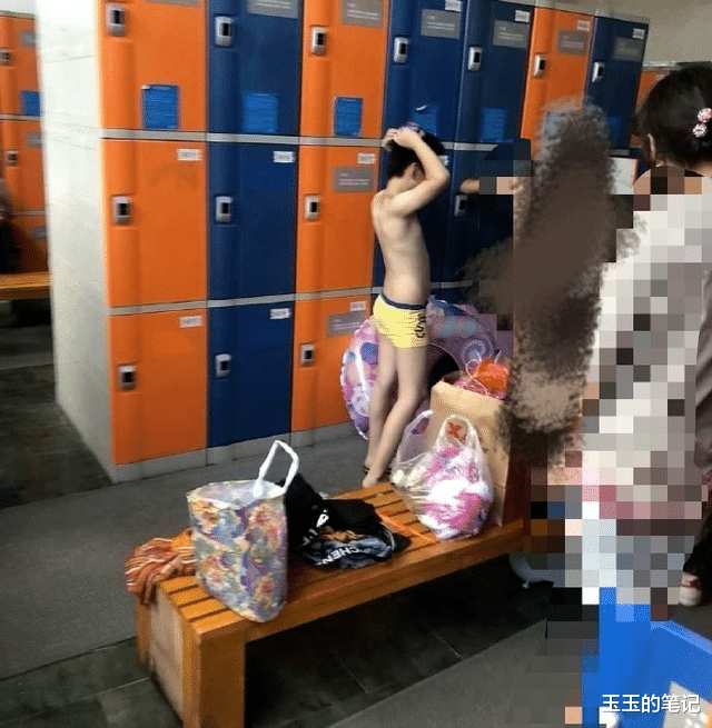 十几岁“男童”随母进女浴,看人洗澡起生理反射?其母怒斥受害者