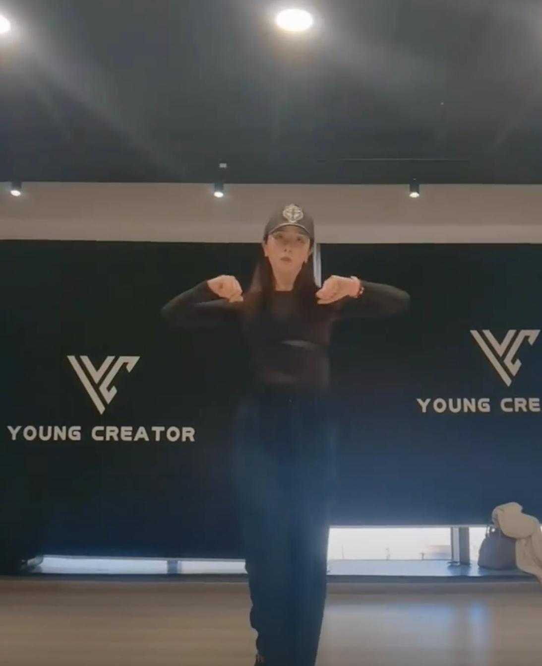 李思思|主持人李思思当妈不偷懒，跳舞健身秀小蛮腰，7岁儿子在旁看入迷