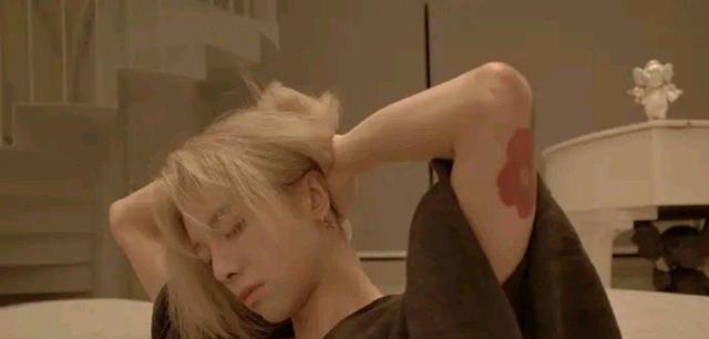 华晨宇|华晨宇红唇金发造型似洋娃娃,评论区的画风突变,直言雌雄难辨