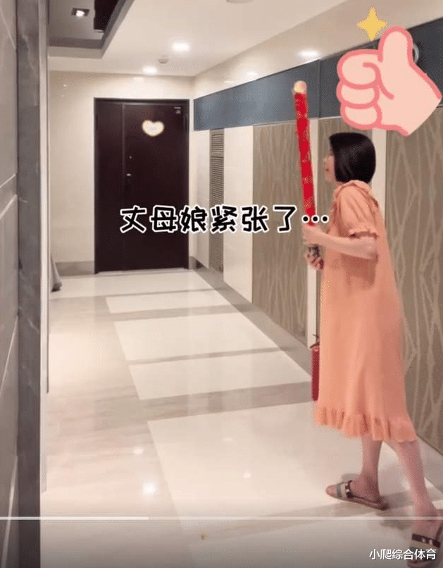 赵继伟|人生赢家！赵继伟被娇妻接回豪宅，岳母放炮欢迎，满屋鲜花真浪漫