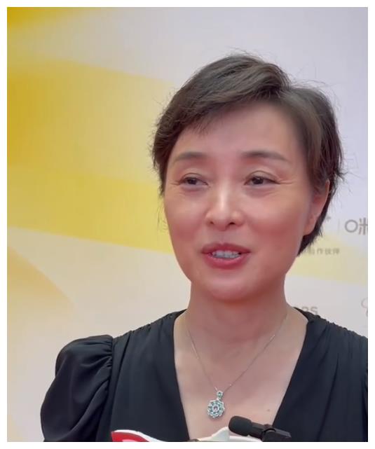 金鸡奖幕后：8位女星真实样貌曝光，高圆圆老态明显，杨颖痘痘肌