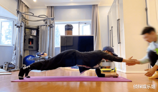 宁静|50岁宁静穿热裤渔网袜跳舞，个性穿搭遭吐槽：实在接受不了