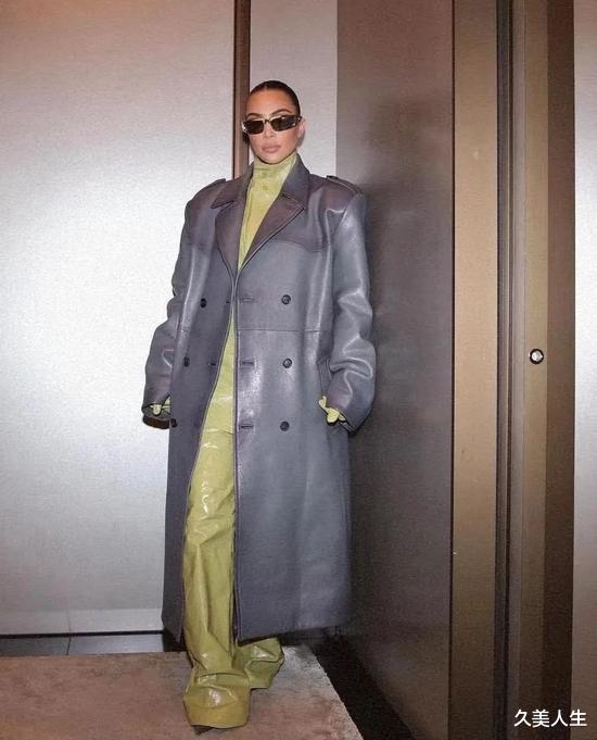 |金卡戴珊火辣现身米兰时装周！坐台下看肯豆走秀，展现“女强人”气场！