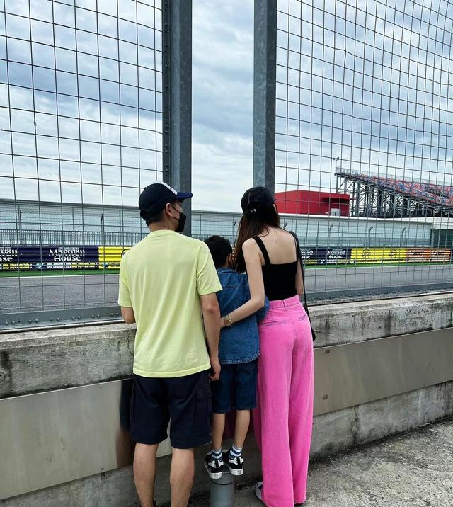 |林志颖一家去看赛车，老婆陈若仪黑吊带粉裤尽显好身材