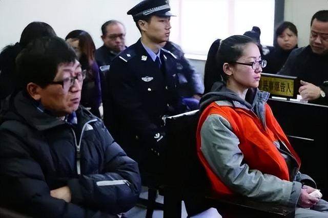 豪车女司机拖拽收费员致死,连累父亲被判刑,怎么回事?