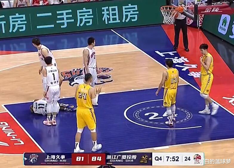 孙铭徽|许钟豪引热议！肘击富兰克林头部，垫脚罗汉琛，造郭昊文腿伤退场