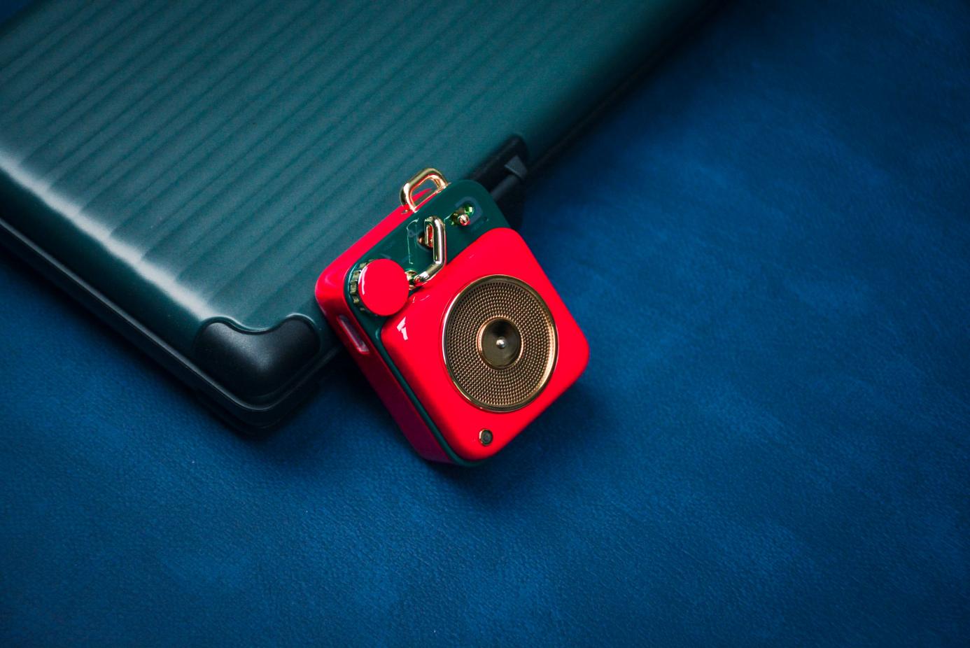 飞利浦·斯塔克|还在愁新年礼品？入手猫王音响原子唱机：满满新年气息的精致玩物