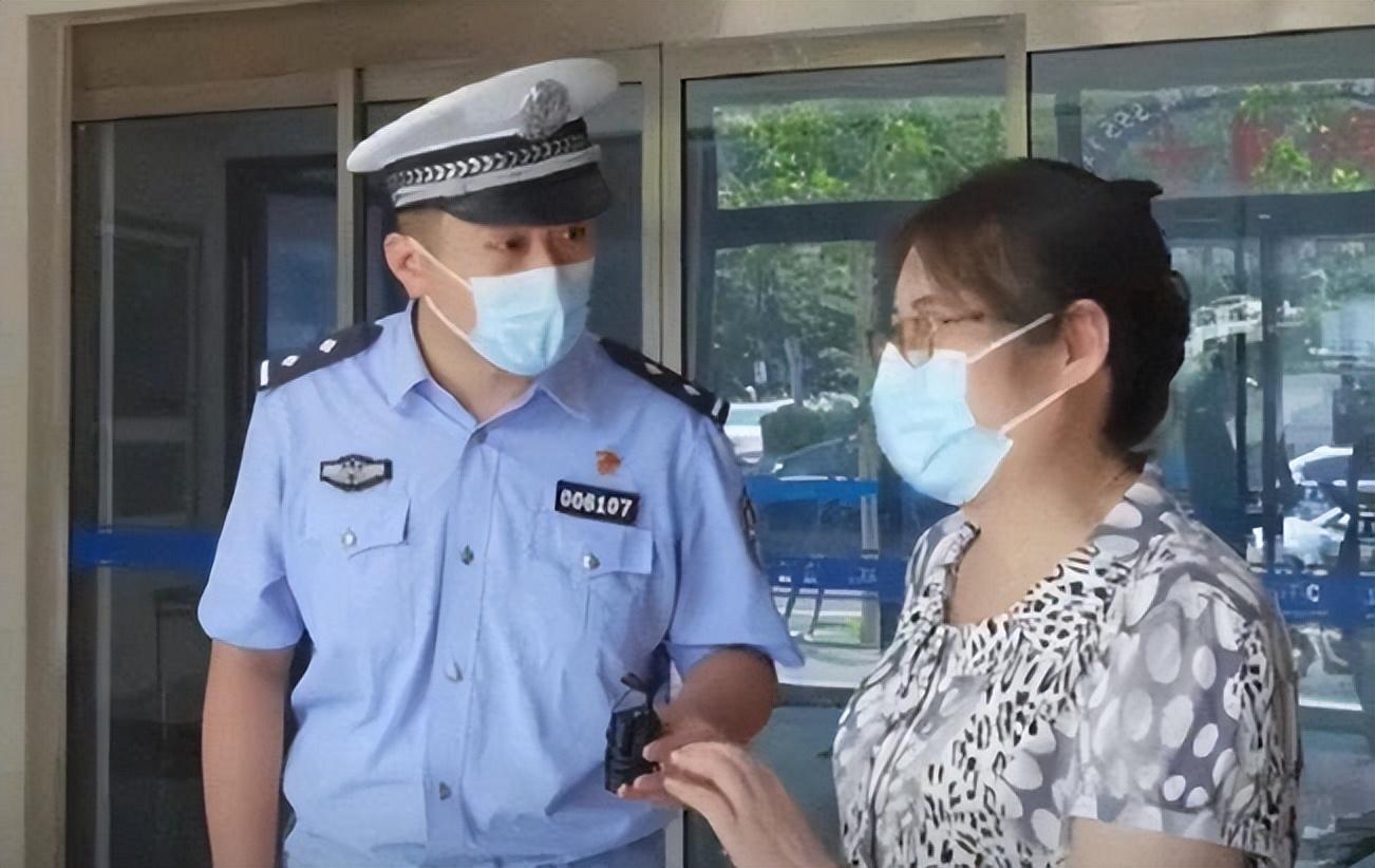 济南一女子高速路口“人肉”加塞,被举报后神回复:我在晒太阳