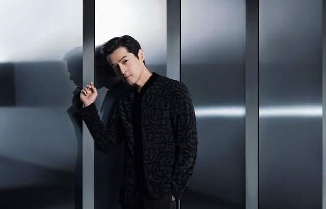 胡歌|胡歌与朋友聚餐，拥抱送礼物，被赞十分暖心！