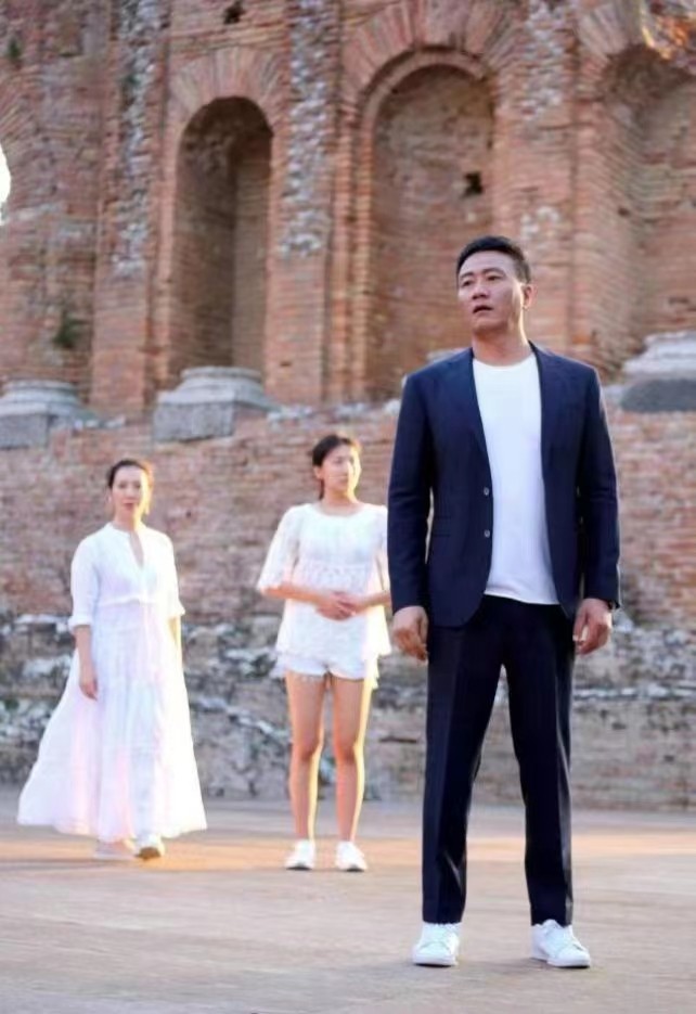 胡军|胡军一家四口同框,堪称内娱家庭版气质天花板,男帅女美很高级