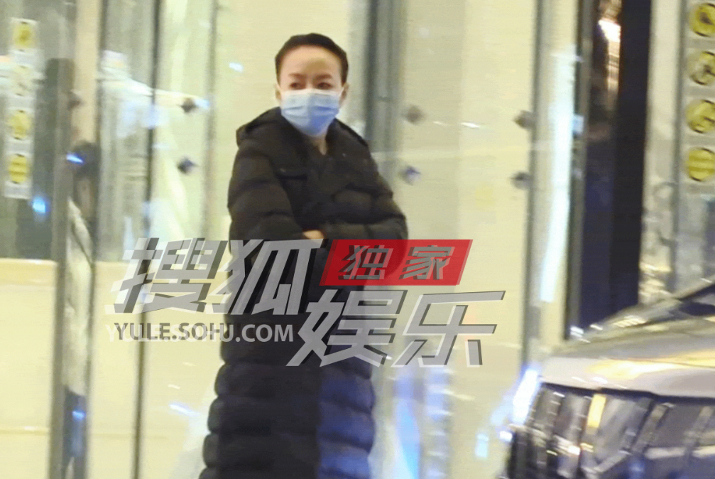 宋丹丹|宋丹丹素颜现身酒店门口! 双手抱胸太霸气,老公一头银发好显眼