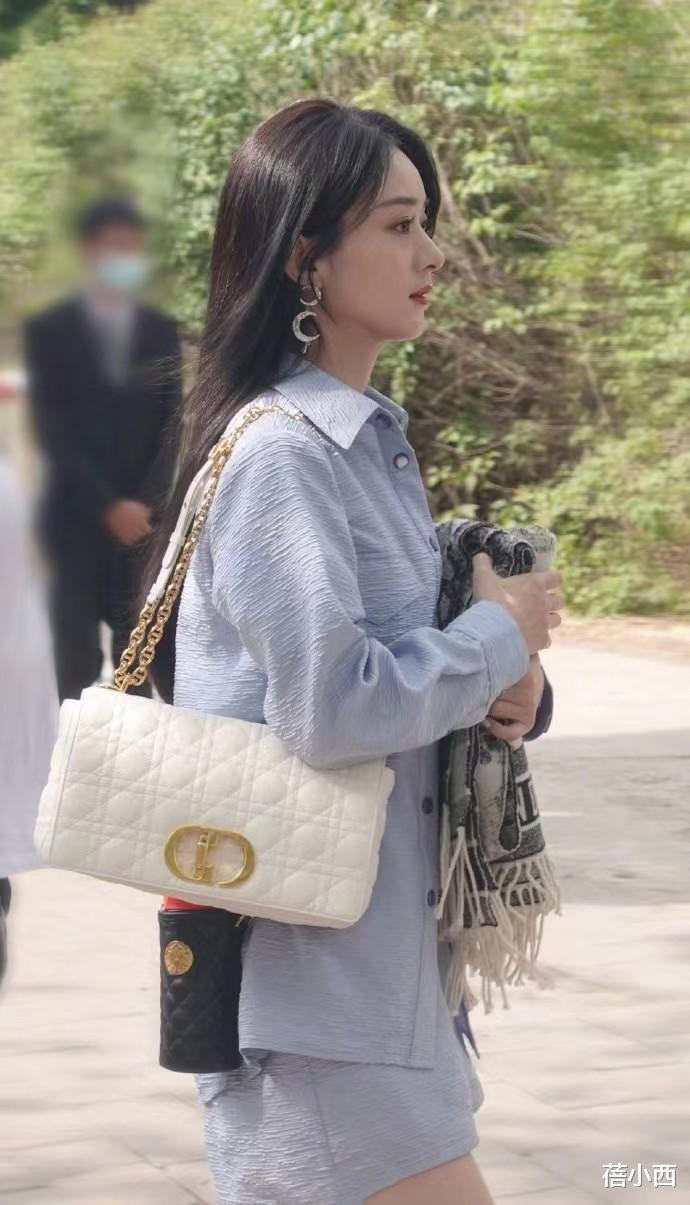 谭松韵|赵丽颖哪里像生过孩子的人？穿蓝色套装秀出大长腿，少女感十足！