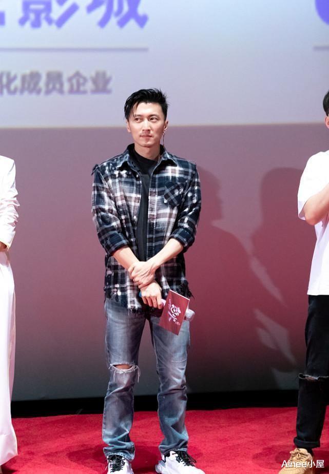 求婚|谢霆锋真不像当爸爸的人，夹克配休闲裤挺休闲，脸上看不出中年感