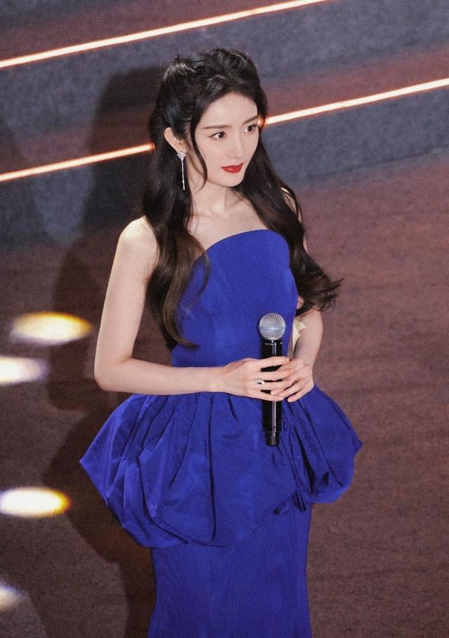杨幂|杨幂穿宝蓝色长裙优雅靓丽！雪肤玉貌美得让人窒息