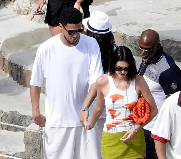 肯达尔·詹娜|卡戴珊百变女王!詹娜最新亮相“女特工”打扮,布克太有眼光了