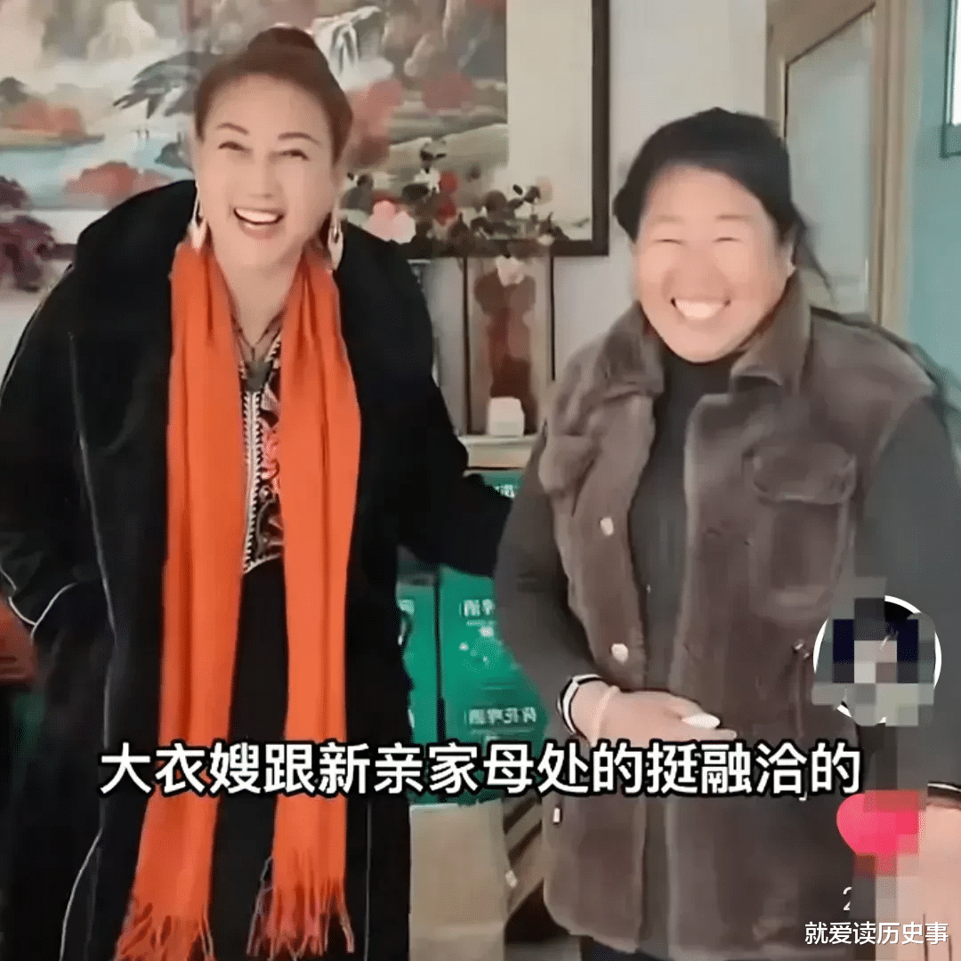 |朱小伟的新丈母娘有派头，优雅大方身材高挑，完全碾压大衣嫂！