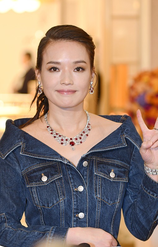 休闲风的裙子不能随便穿，学学舒淇的搭配方式，又贵气又显年轻