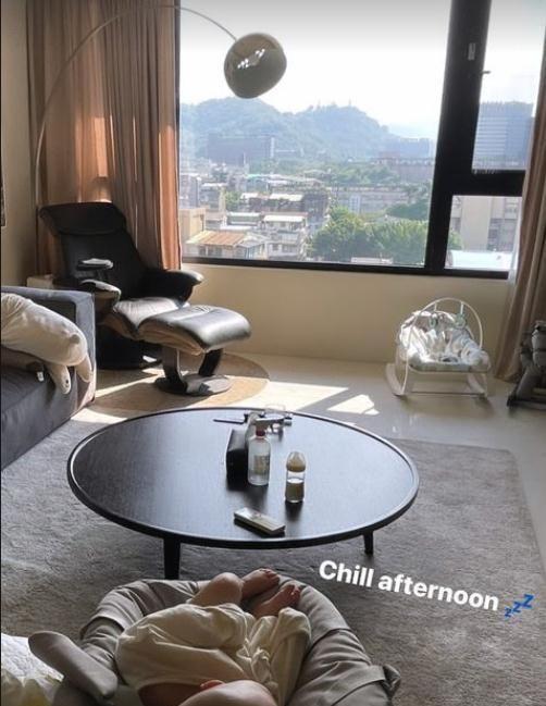 赖弘国|赖弘国晒爸爸在家逗小孩照片，并为妻儿置换豪车，和妻子感情甜蜜